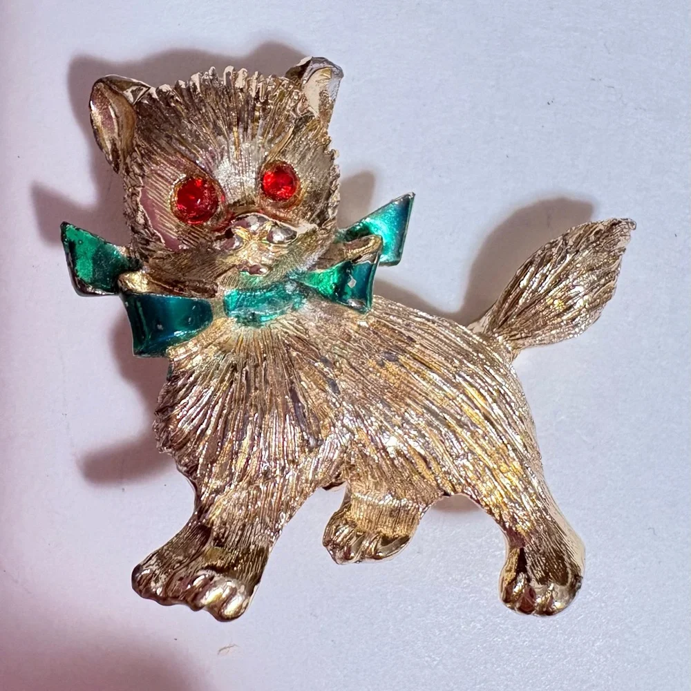 Elegant vintage Gold tone Cat Brooch with Green Bow and red rhinestone eyes